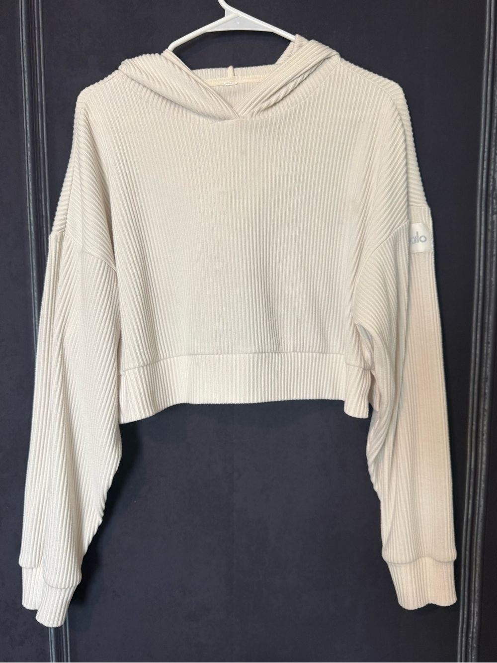 ALO Muse Ribbed Cropped Hoodie in Cream (read) - Picture 1 of 6